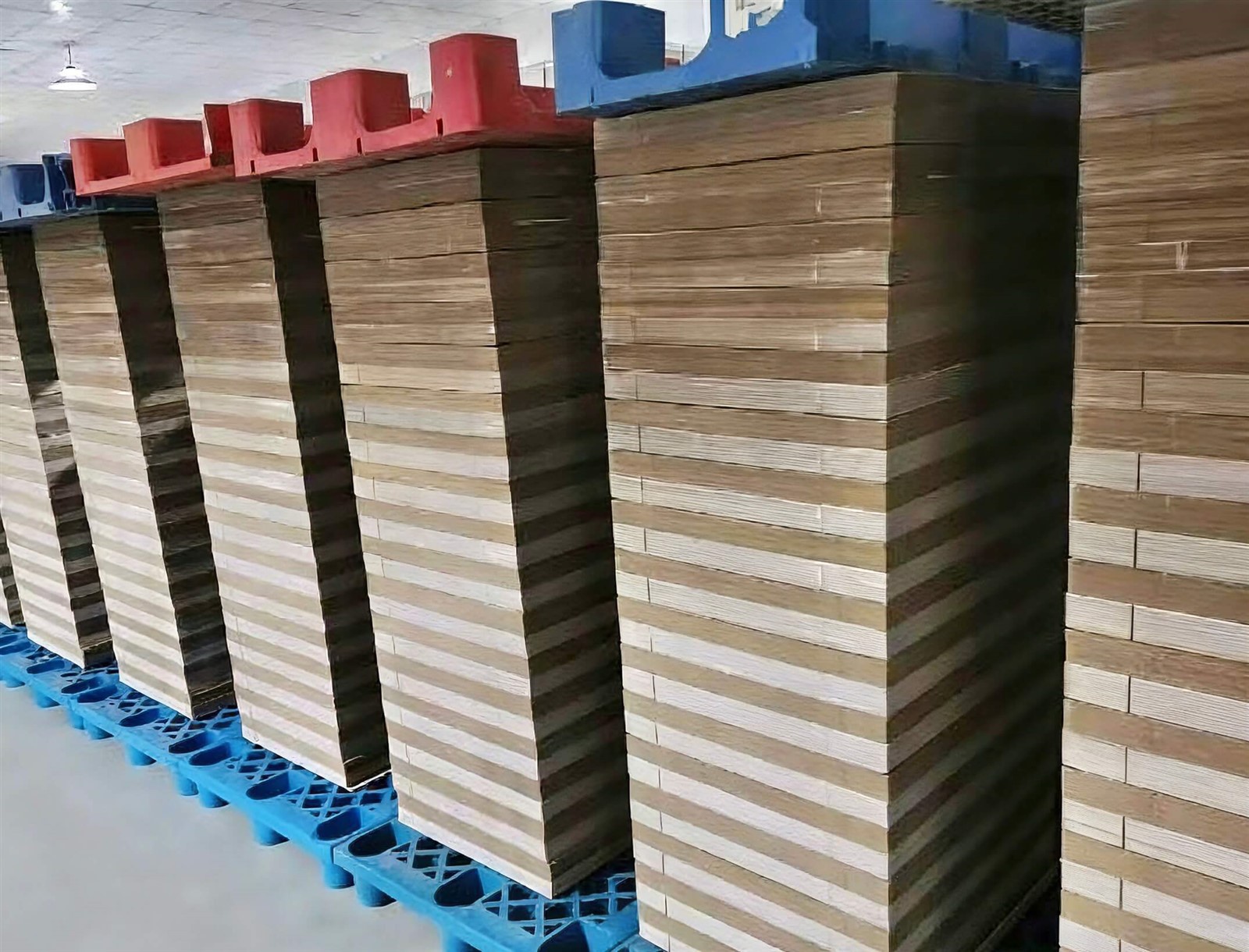 The effect of an industrial palletizing robot stacking cardboard boxes