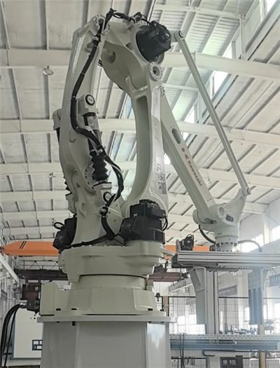 Máy đóng thùng và xếp hàng bằng rô-bốt